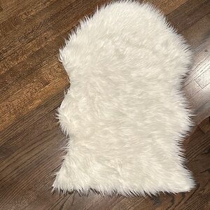 Safavieh Ivory Faux Fur Accent Rug